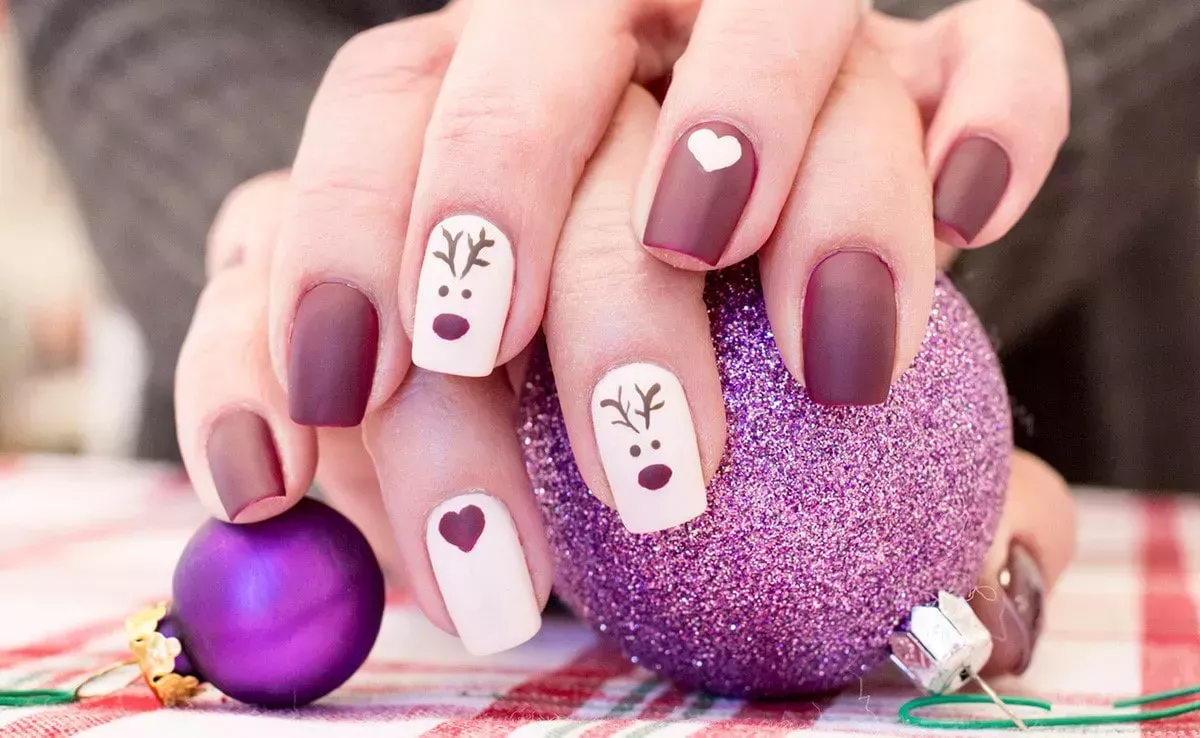 10 alegres ideas de nail art perfectas para el día de Navidad de 2023