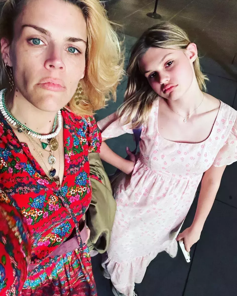 El pajarito de 15 años de Busy Philipps sufre un "aterrador" ataque en el colegio en Suecia