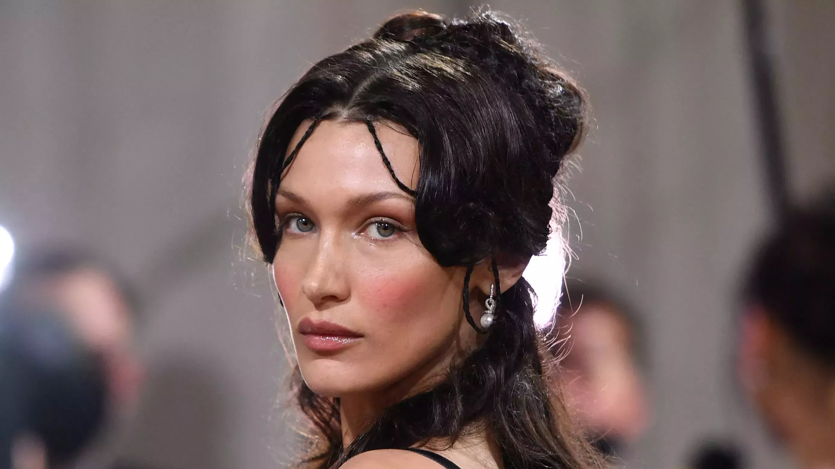 El pelo de Bella Hadid brilla más que el espumillón de mi árbol