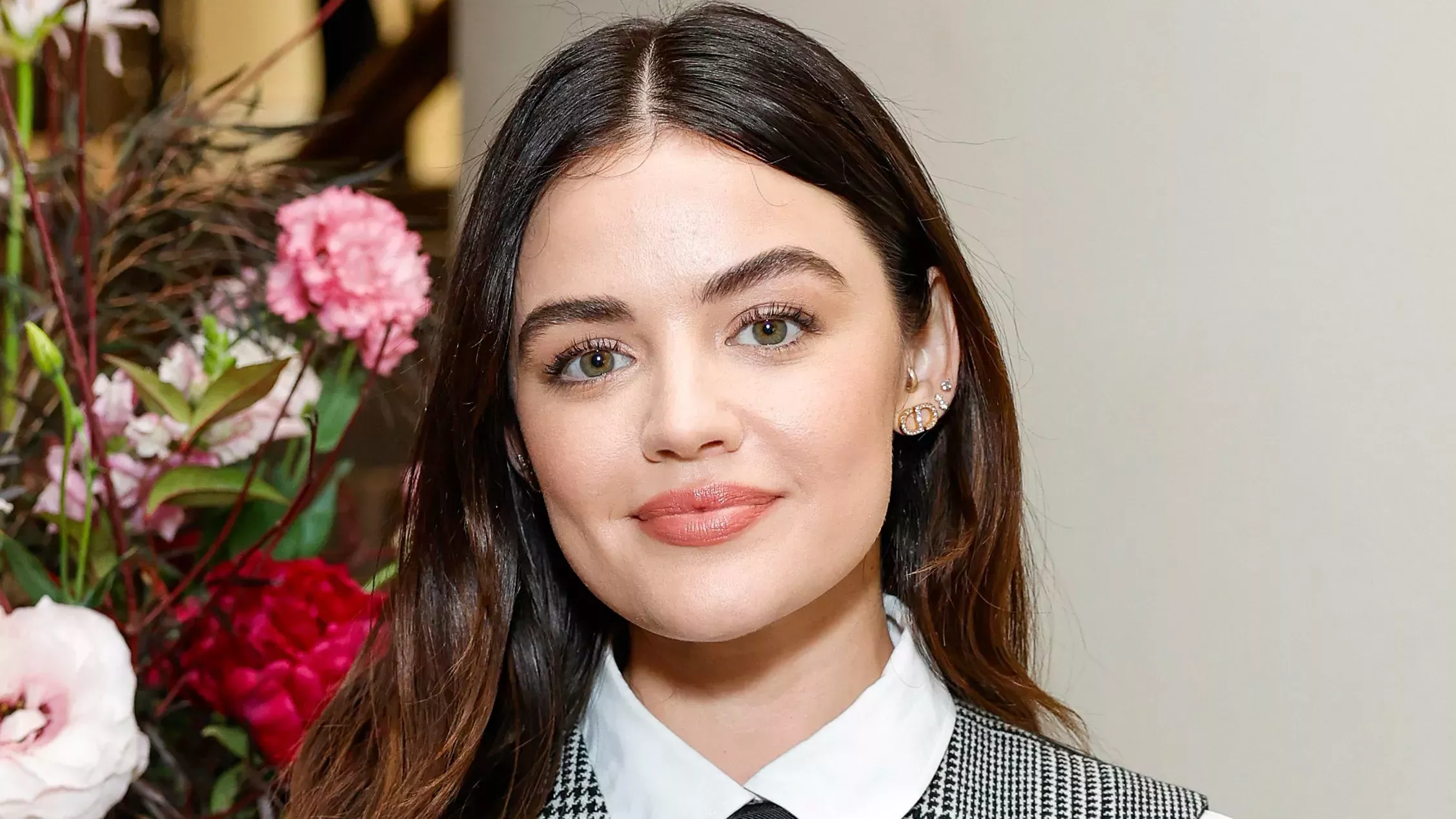 Lucy Hale, rubia con reflejos fríos gracias al frío