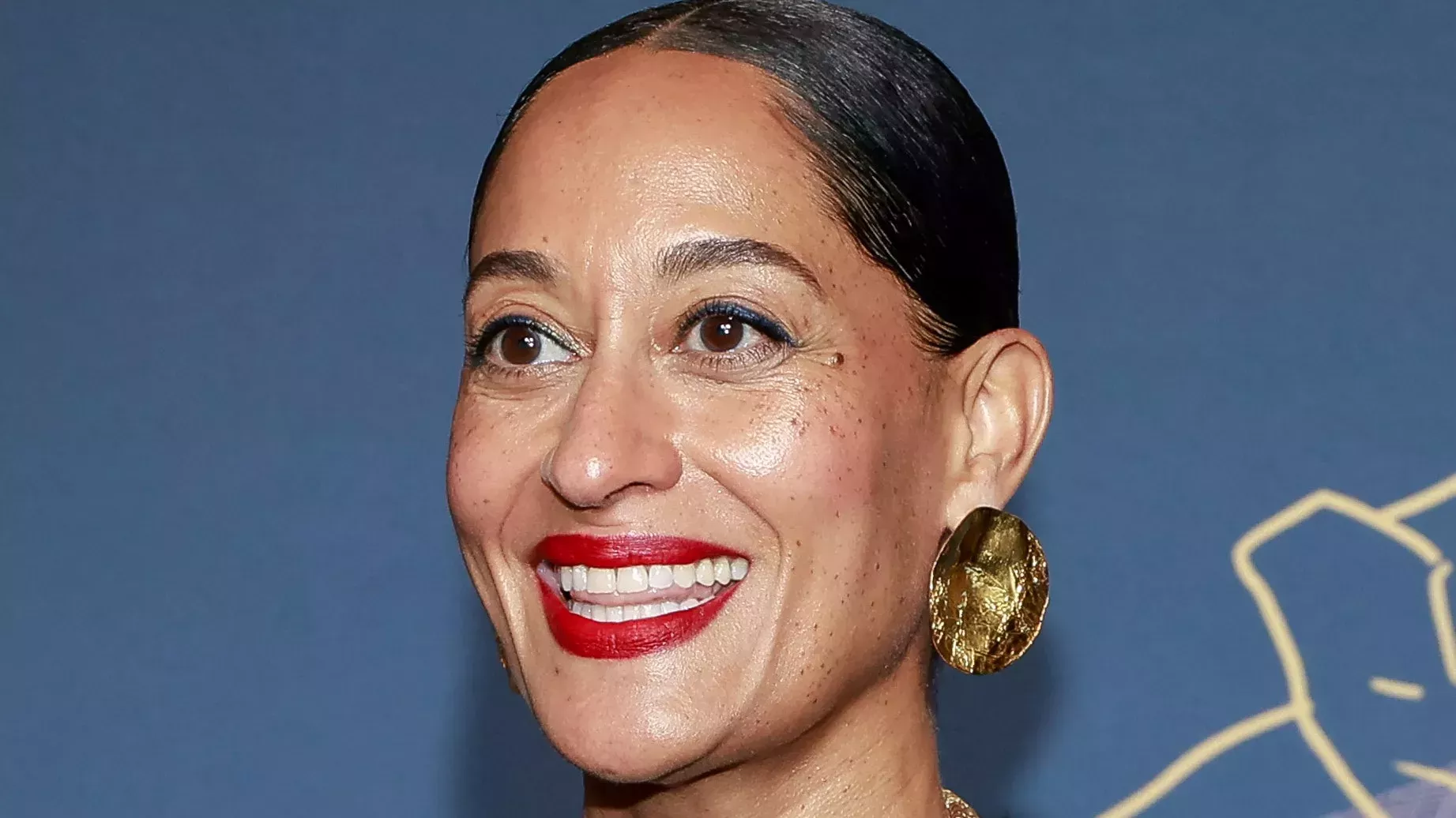 Tracee Ellis Ross intentando quitarse la extensión de la coleta es lo más gracioso que verás hoy