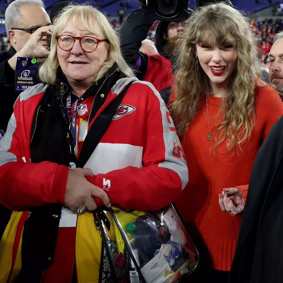 Donna, la madre de Travis Kelce, da la bienvenida a Taylor Swift al equipo de animación de la familia