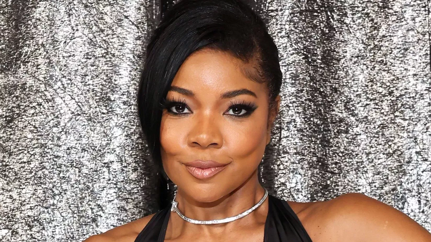 Gabrielle Union no miente cuando dice que su coleta alta y rizada es "toda una experiencia"