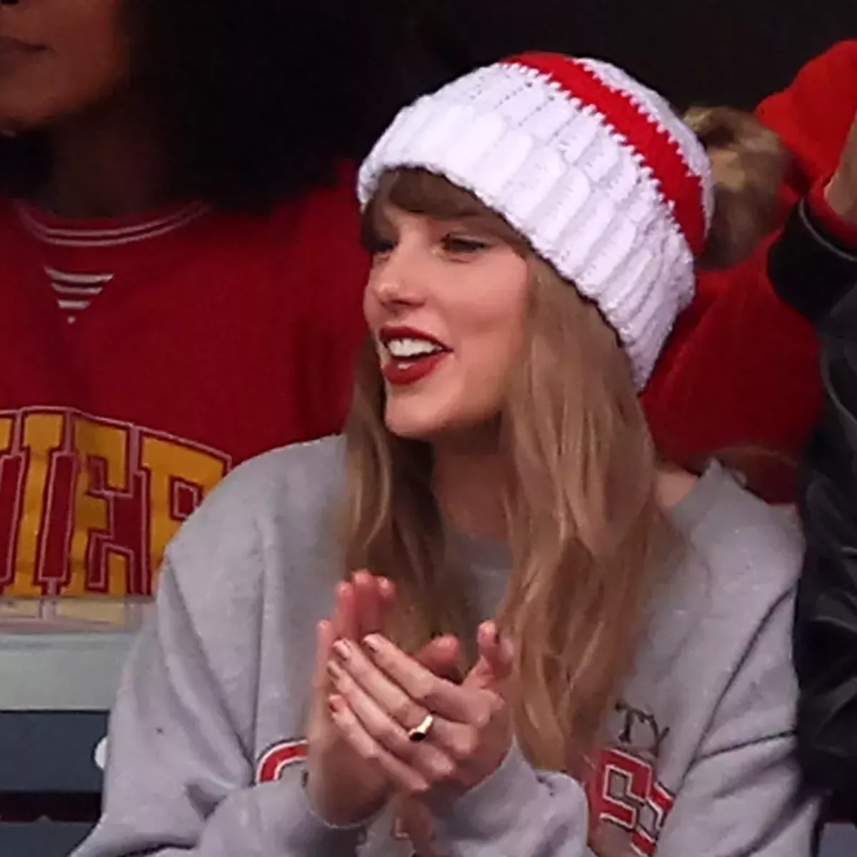 Taylor Swift hace frente al frío durante el partido de Comodines de la AFC de Travis Kelce