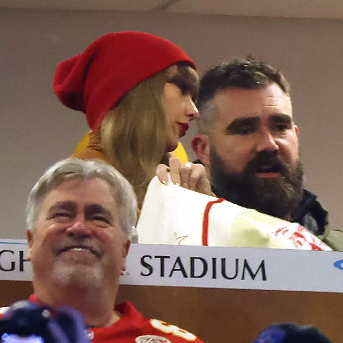 Taylor Swift, Jason Kelce y Kylie Kelce se unen para animar a Travis Kelce en el partido de playoffs de los Chiefs