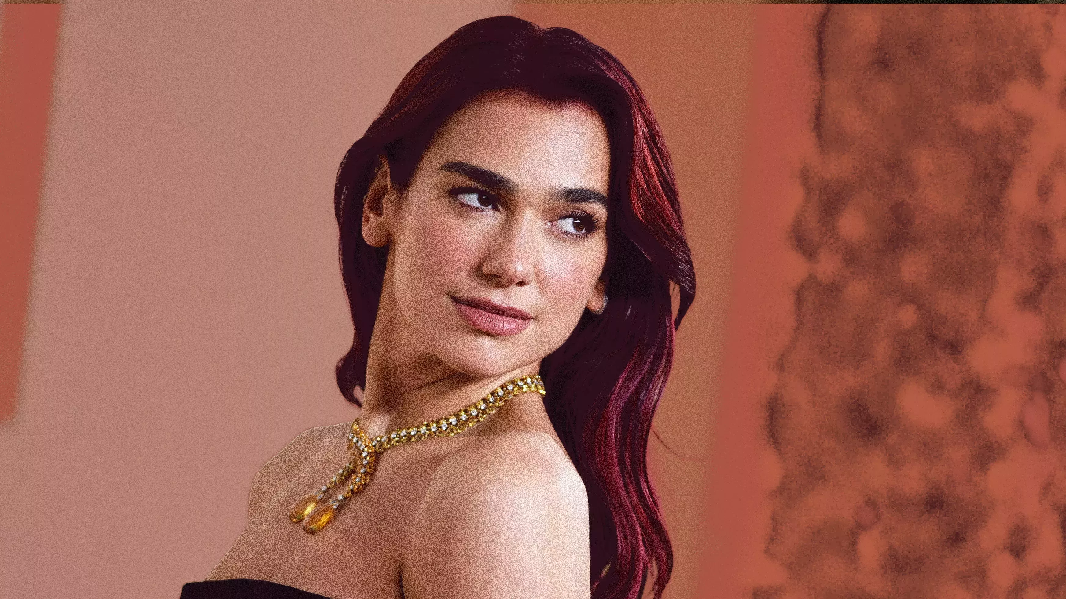 El nuevo pelo rojo de Dua Lipa tardó más de 10 horas en conseguirse