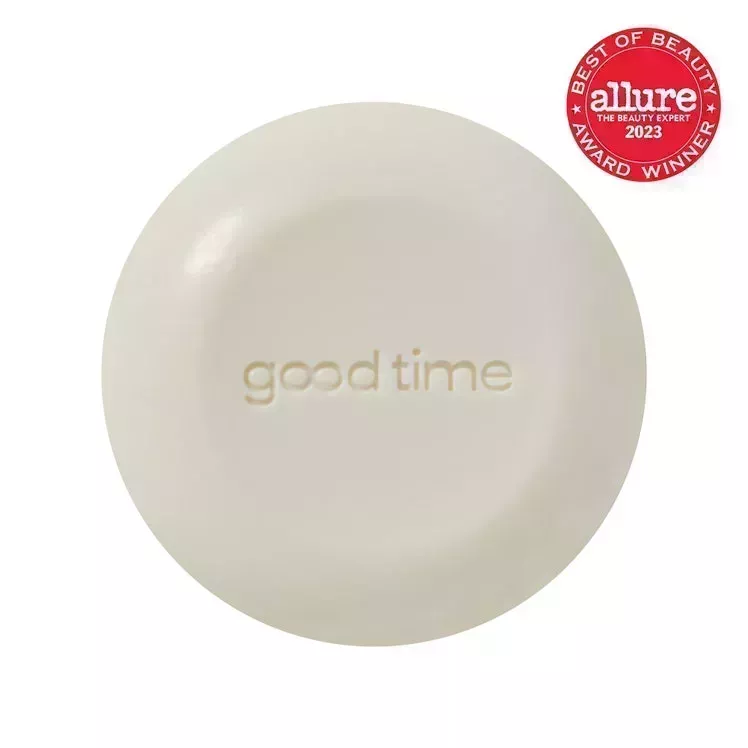 Good Time Hydrating Shampoo Bar round white champú bar on white background with red Allure BoB seal in the top right corner