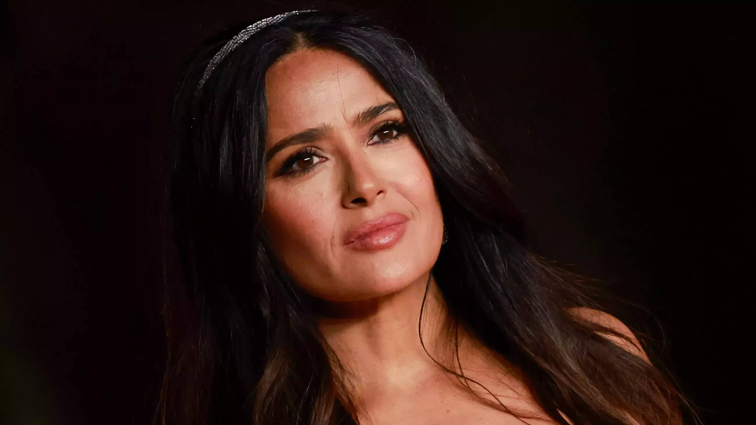 Salma Hayek se pone máscara de pestañas en el pelo - No, en serio