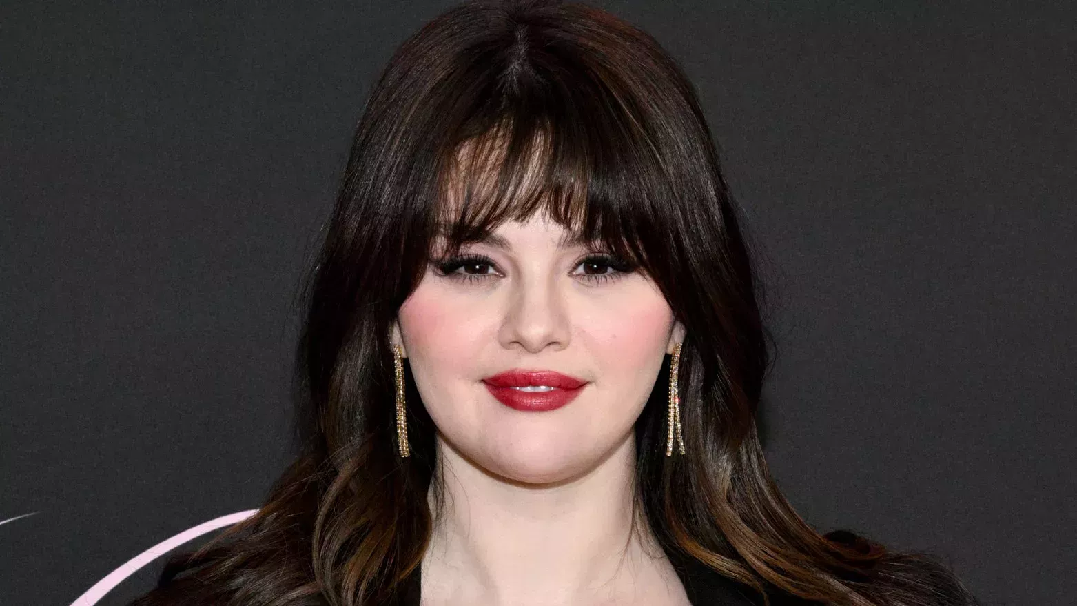 Selena Gomez acaba de lucir su manicura francesa más grande y atrevida hasta la fecha