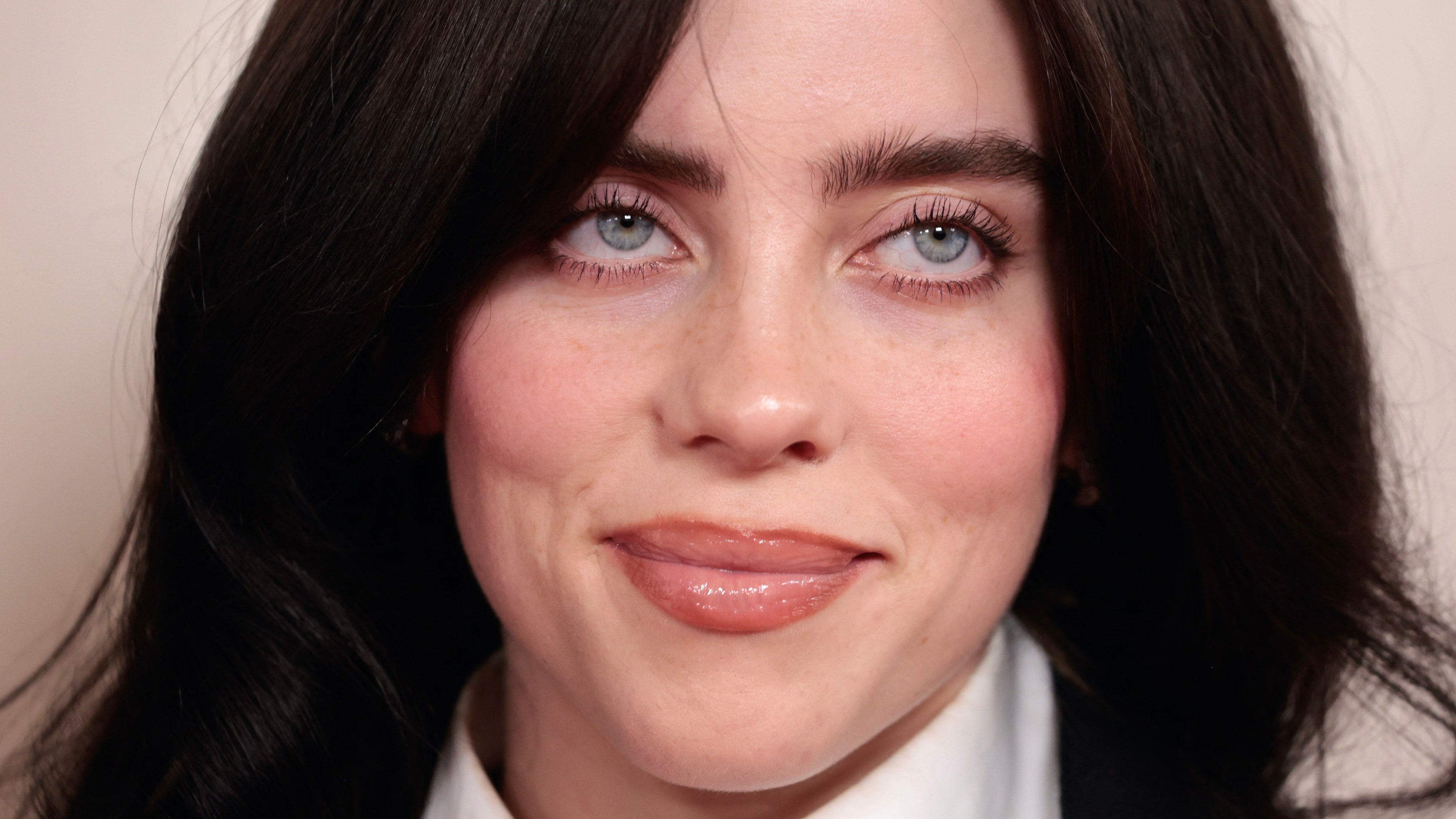 Billie Eilish lució su melena más voluminosa en los Oscar 2024