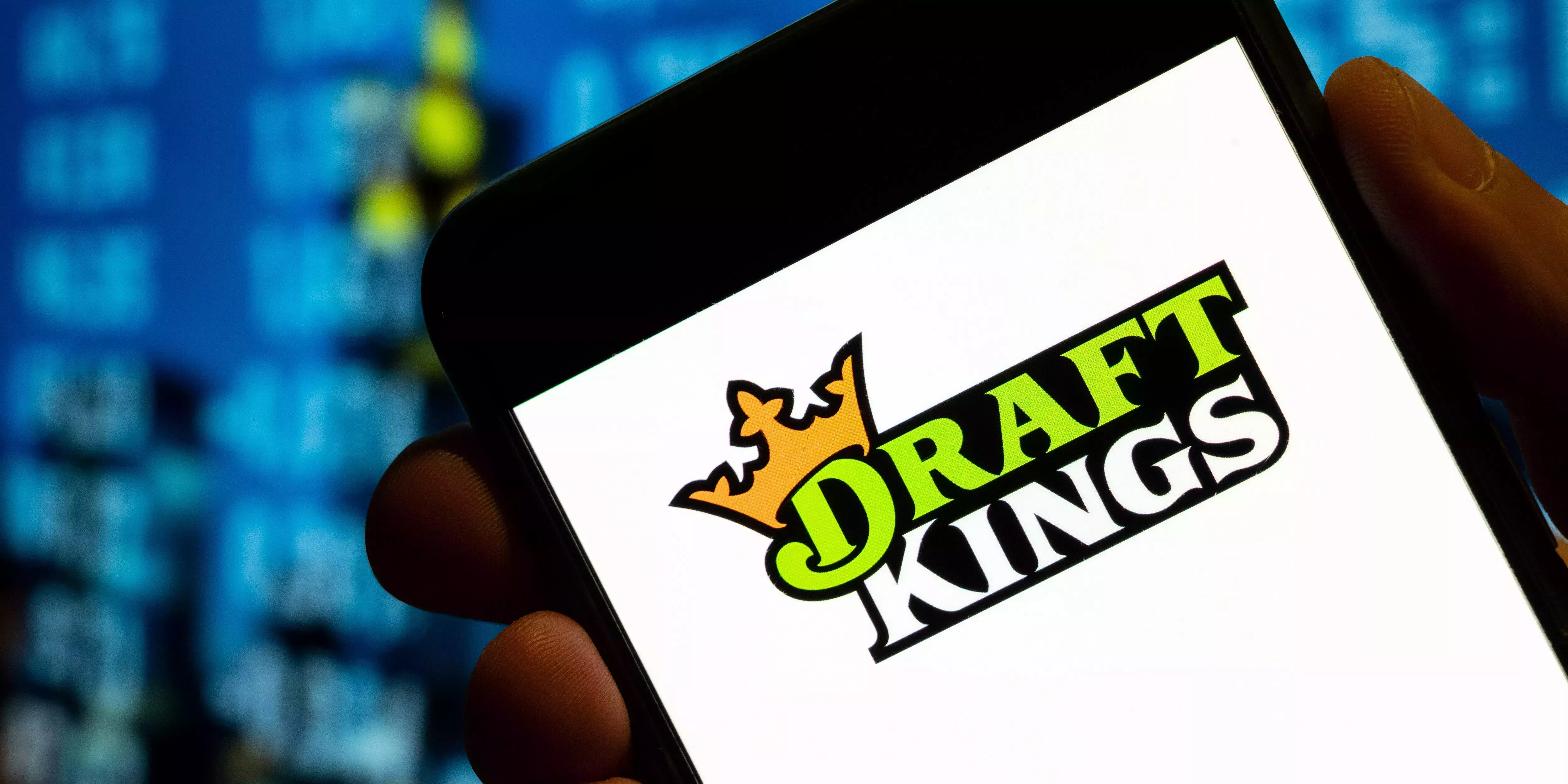 El tesorero de la asociación de padres de una escuela secundaria robó casi 30.000 dólares de una recaudación de fondos dirigida por estudiantes para apostar en DraftKings y FanDuel