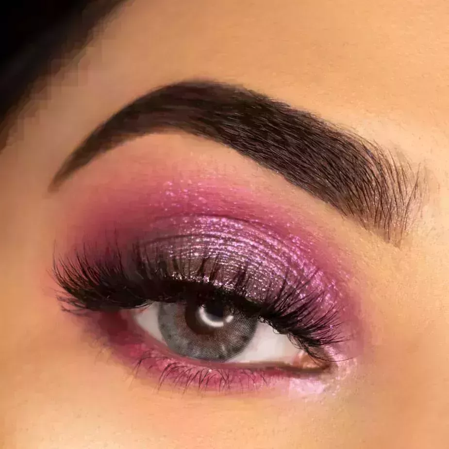 20 ideas modernas de maquillaje de ojos para novias indias