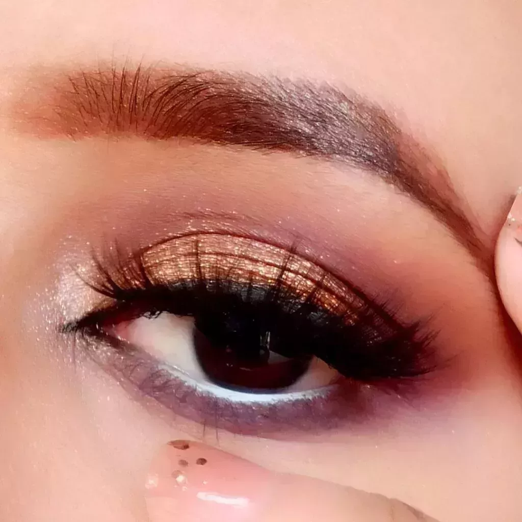 20 ideas modernas de maquillaje de ojos para novias indias