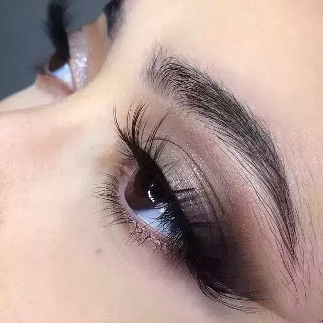 20 ideas modernas de maquillaje de ojos para novias indias