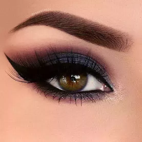 20 ideas modernas de maquillaje de ojos para novias indias