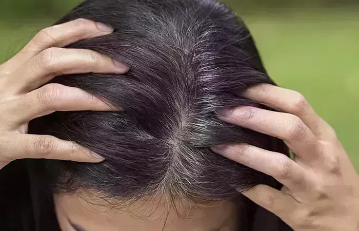 Agua de clavo para el pelo: 7 beneficios y formas de usarla