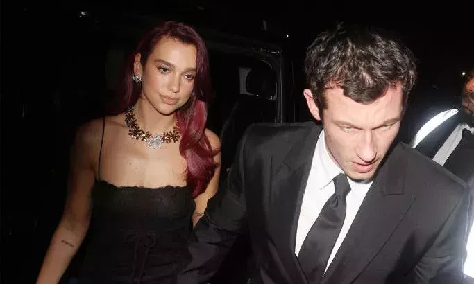 Callum Turner y Dua Lipa siguen siendo la pareja de moda de 2024