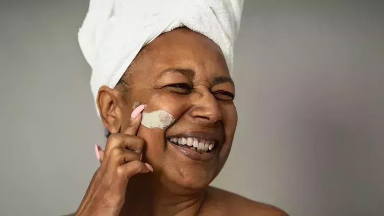 Cómo aliviar la sequedad y el picor de la piel durante la menopausia