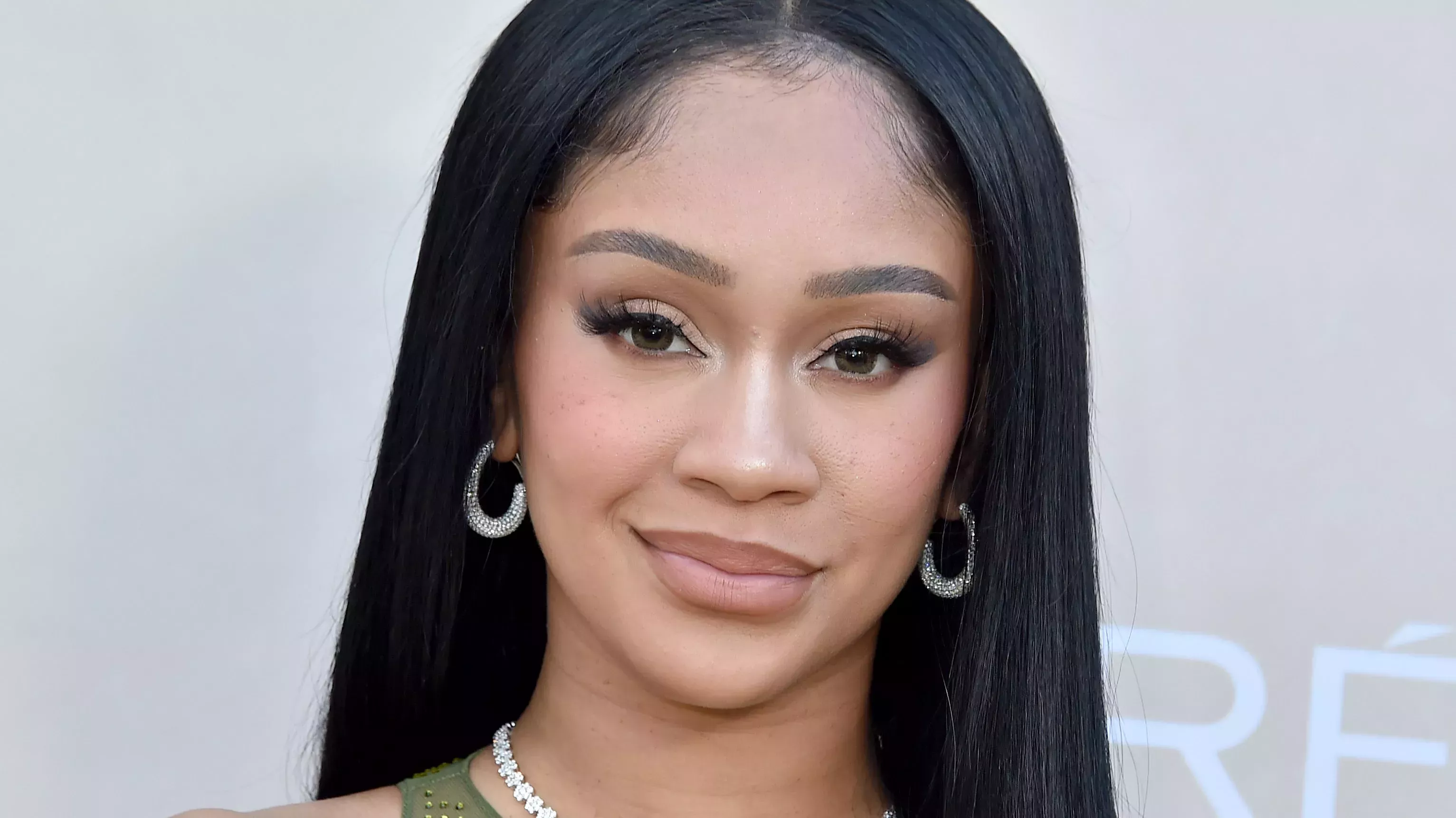 El pelo rosa de Saweetie sigue y sigue y sigue...