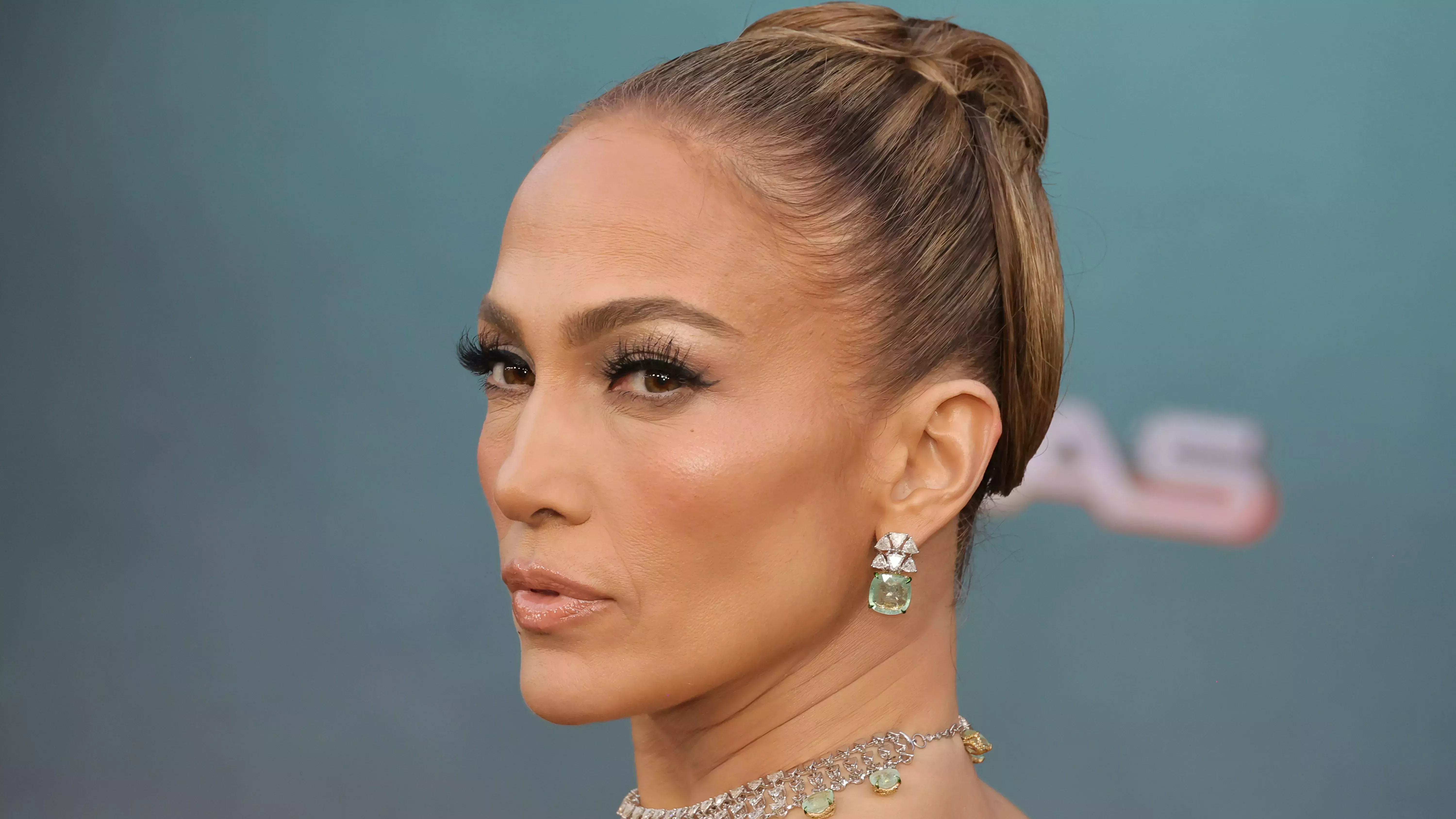 No sé muy bien cómo llamar al misterioso recogido de Jennifer Lopez