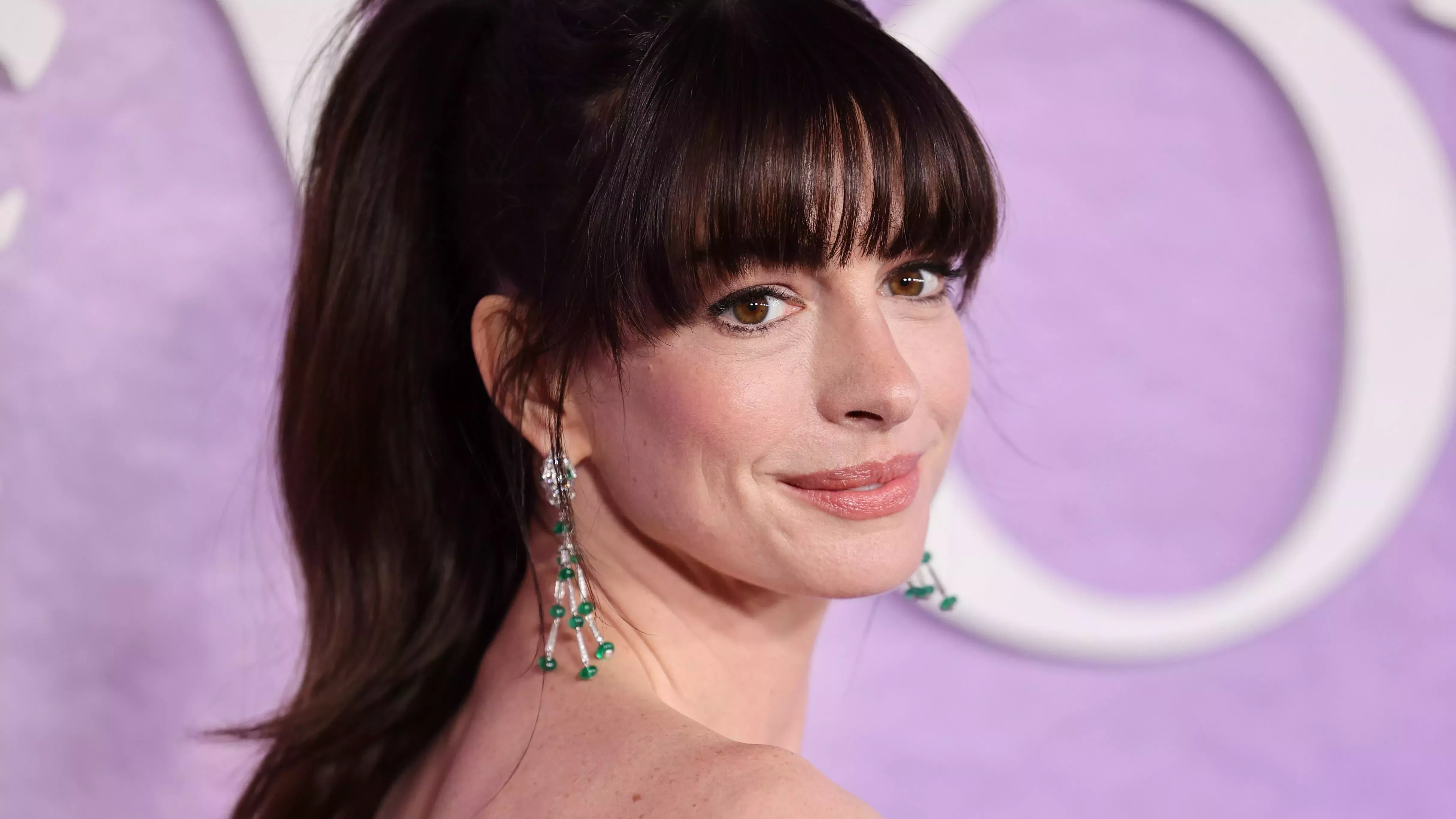 Anne Hathaway se rellena los labios con... ¿una horquilla?