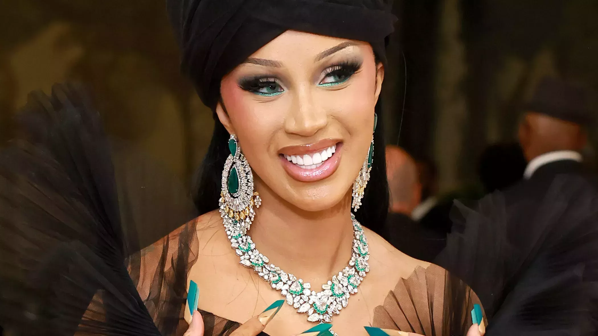 Cardi B acaba de llevar el flequillo más 2008 que he visto desde... Bueno, 2008