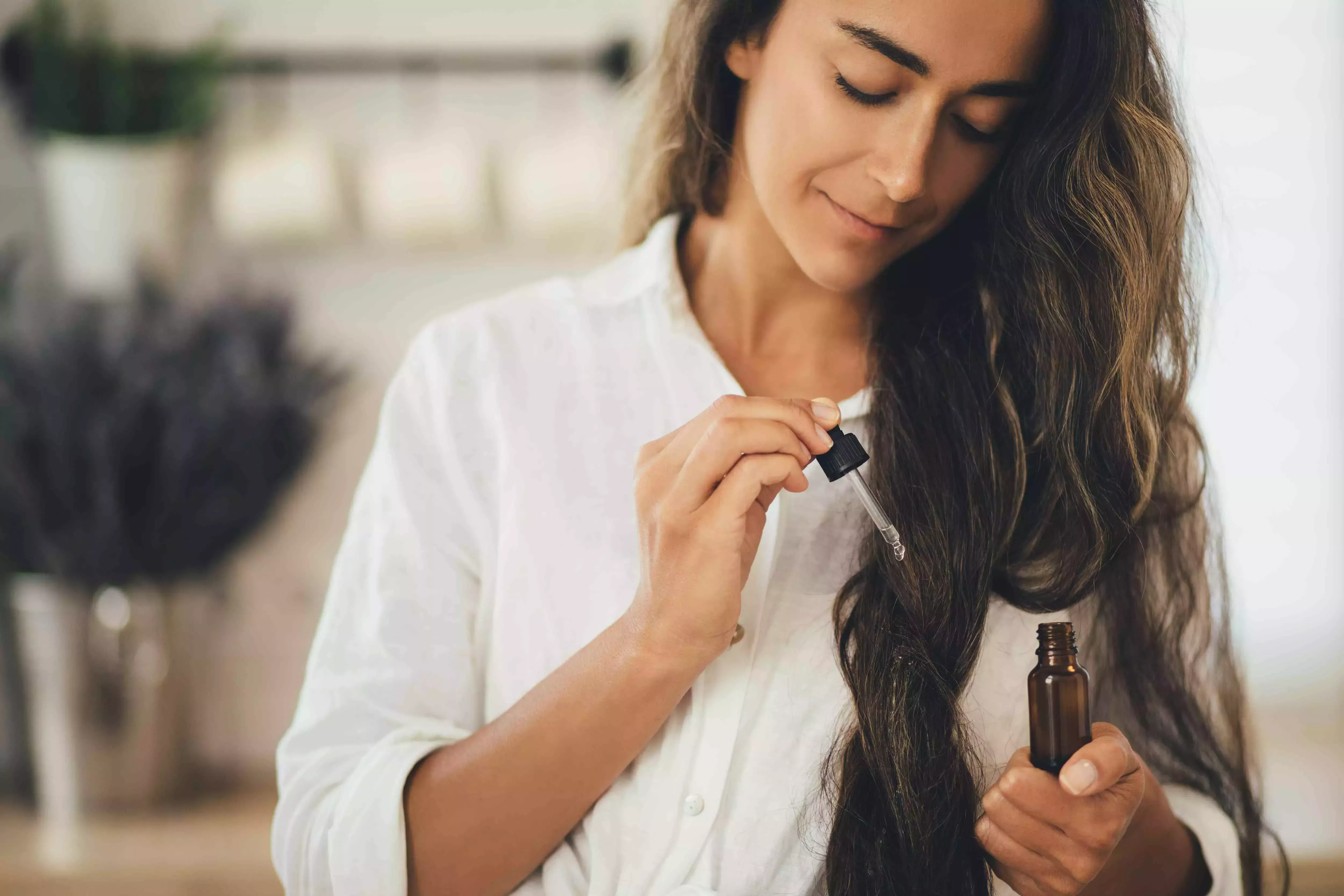 El aceite de amla puede ser beneficioso para la salud del cabello.