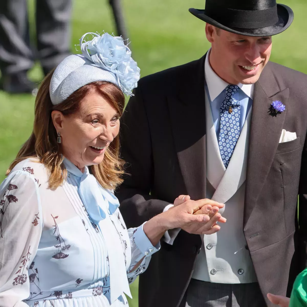 El príncipe Guillermo asiste a la Royal Ascot con los padres de Kate Middleton en medio de su tratamiento contra el cáncer