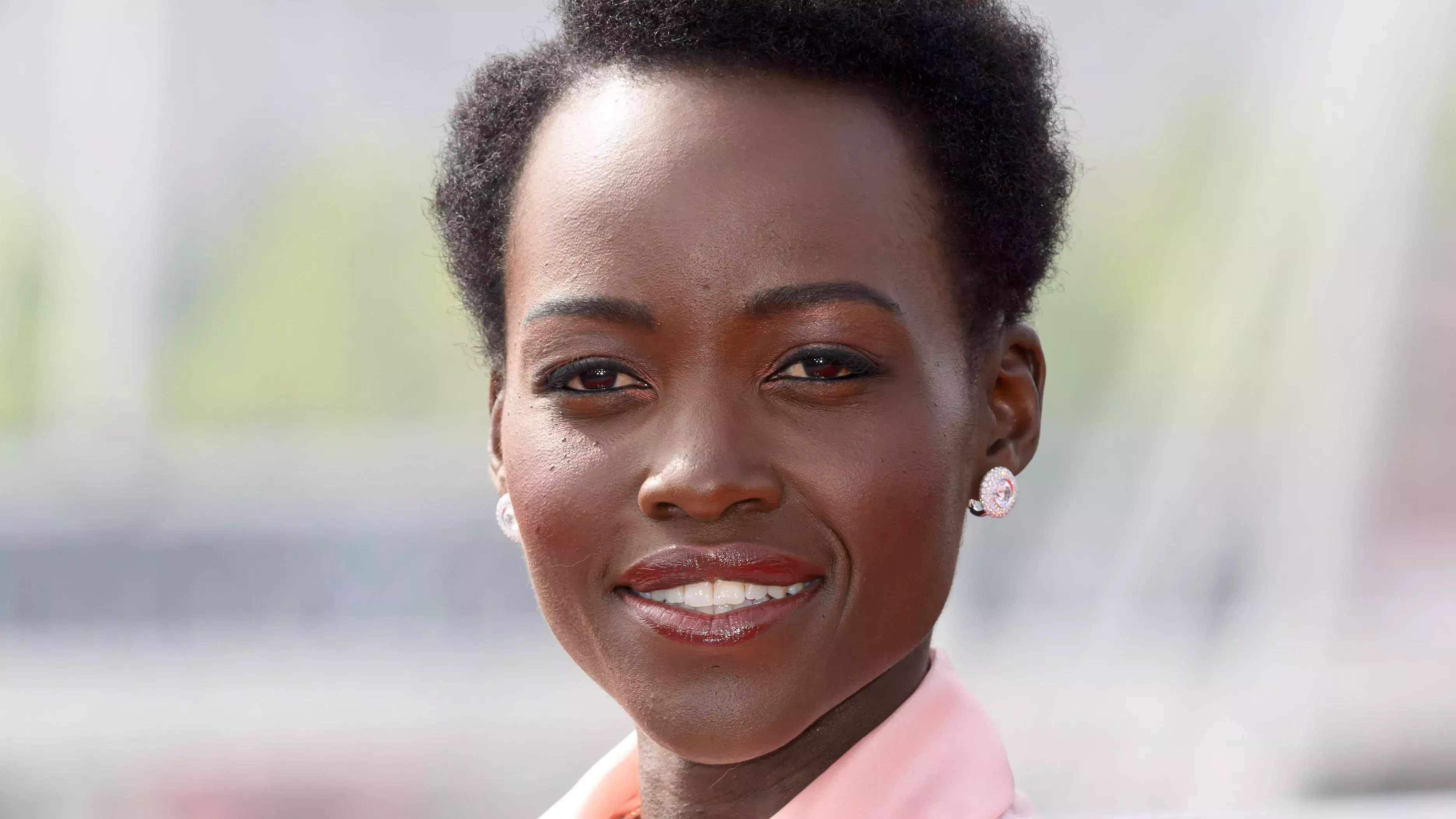 Lupita Nyong'o convirtió unas diminutas lentejuelas en el accesorio para el pelo más ingenioso