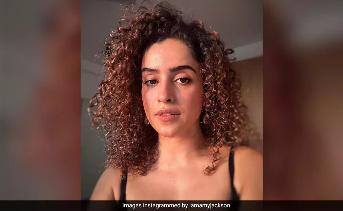 Si te cuesta identificarte con los hilarantes problemas del pelo rizado de Sanya Malhotra, aquí tienes 5 consejos veraniegos a tu rescate