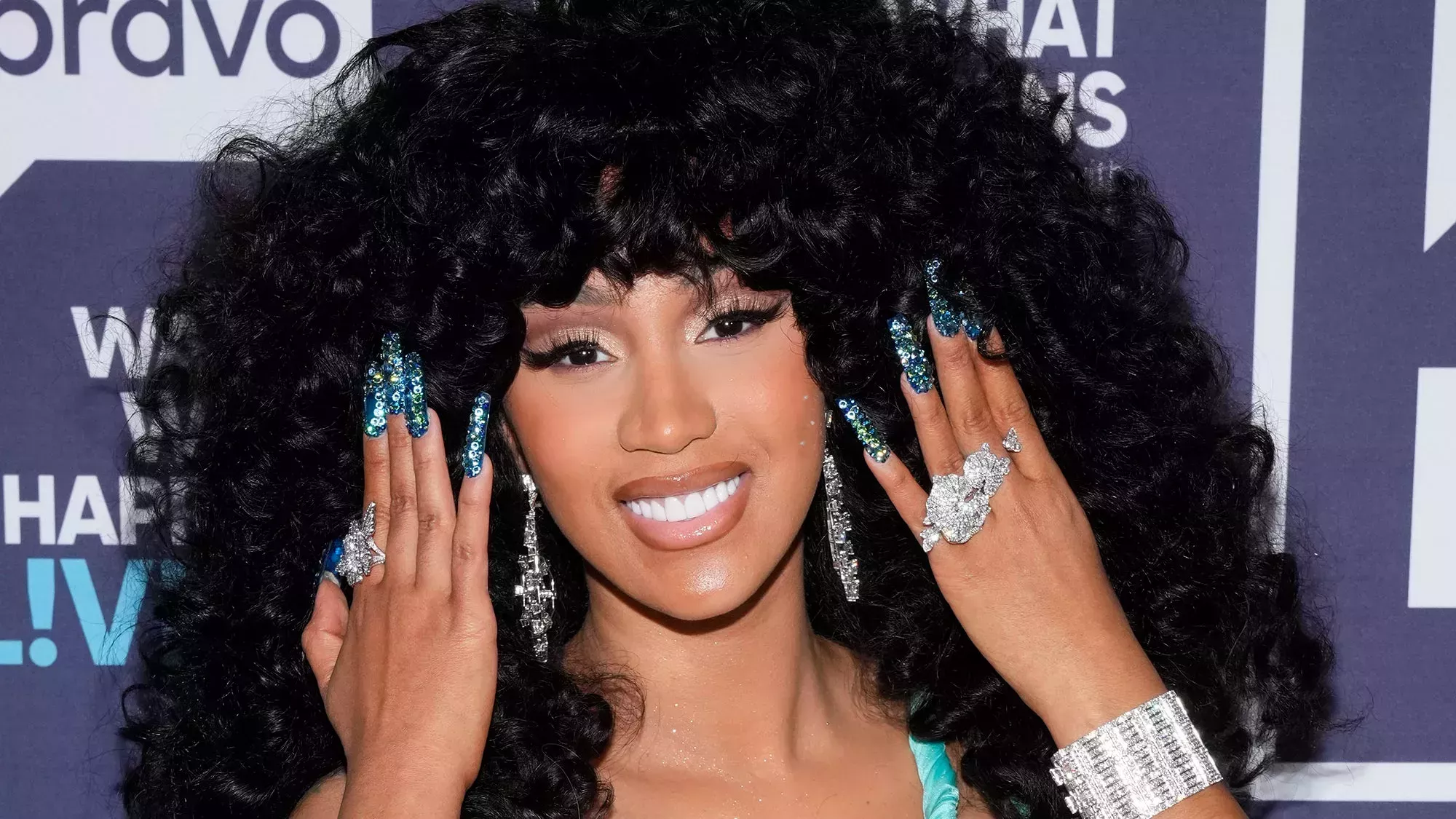 El bolso de Cardi B está lleno de básicos de droguería poco sexys