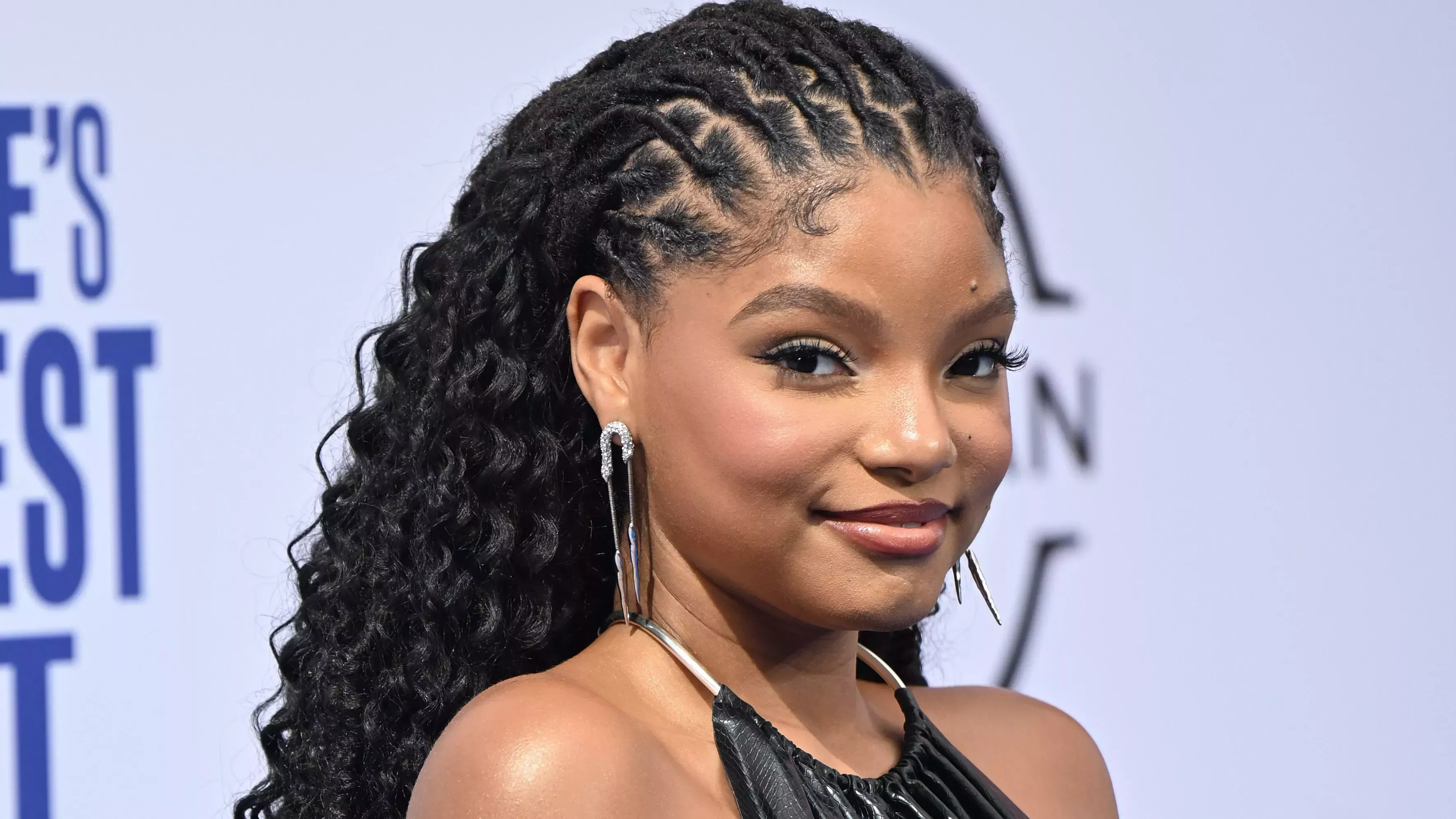 Halle Bailey tiene el mejor peinado para unas vacaciones en la playa