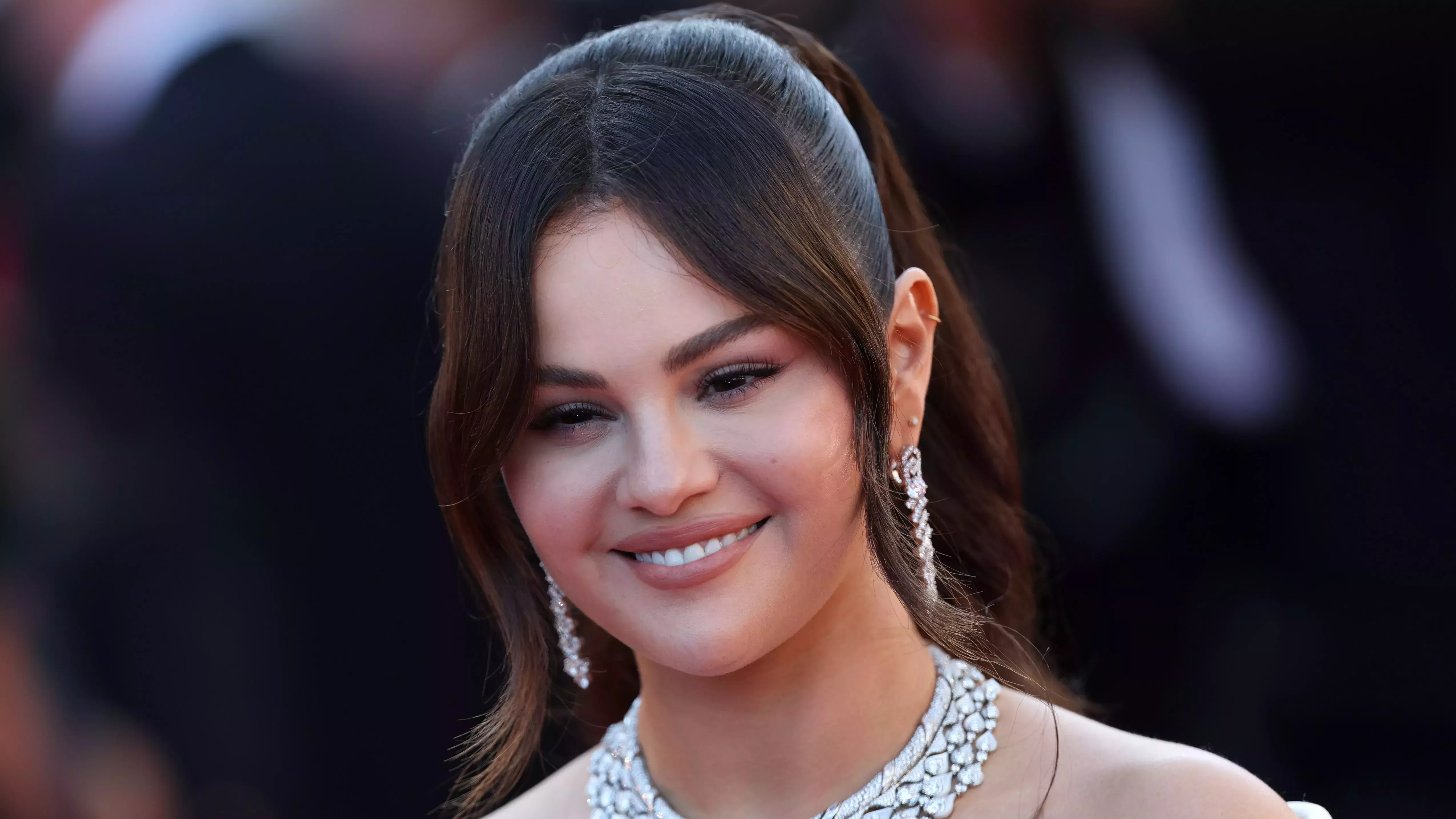 Hasta el océano está celoso de las largas y morenas ondas de Selena Gomez