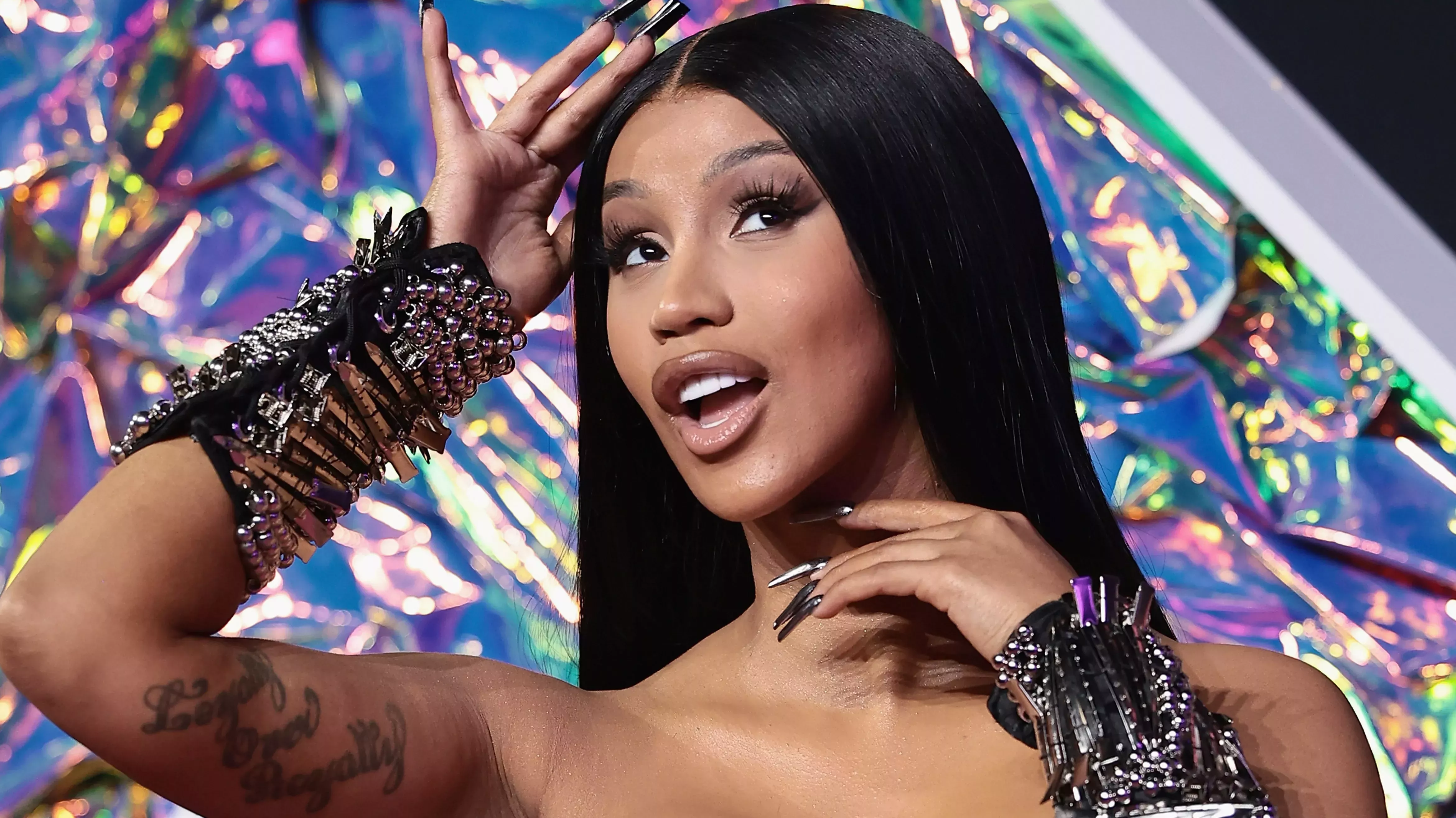 Cardi B anunció su tercer embarazo con el mayor Cardi Glam posible