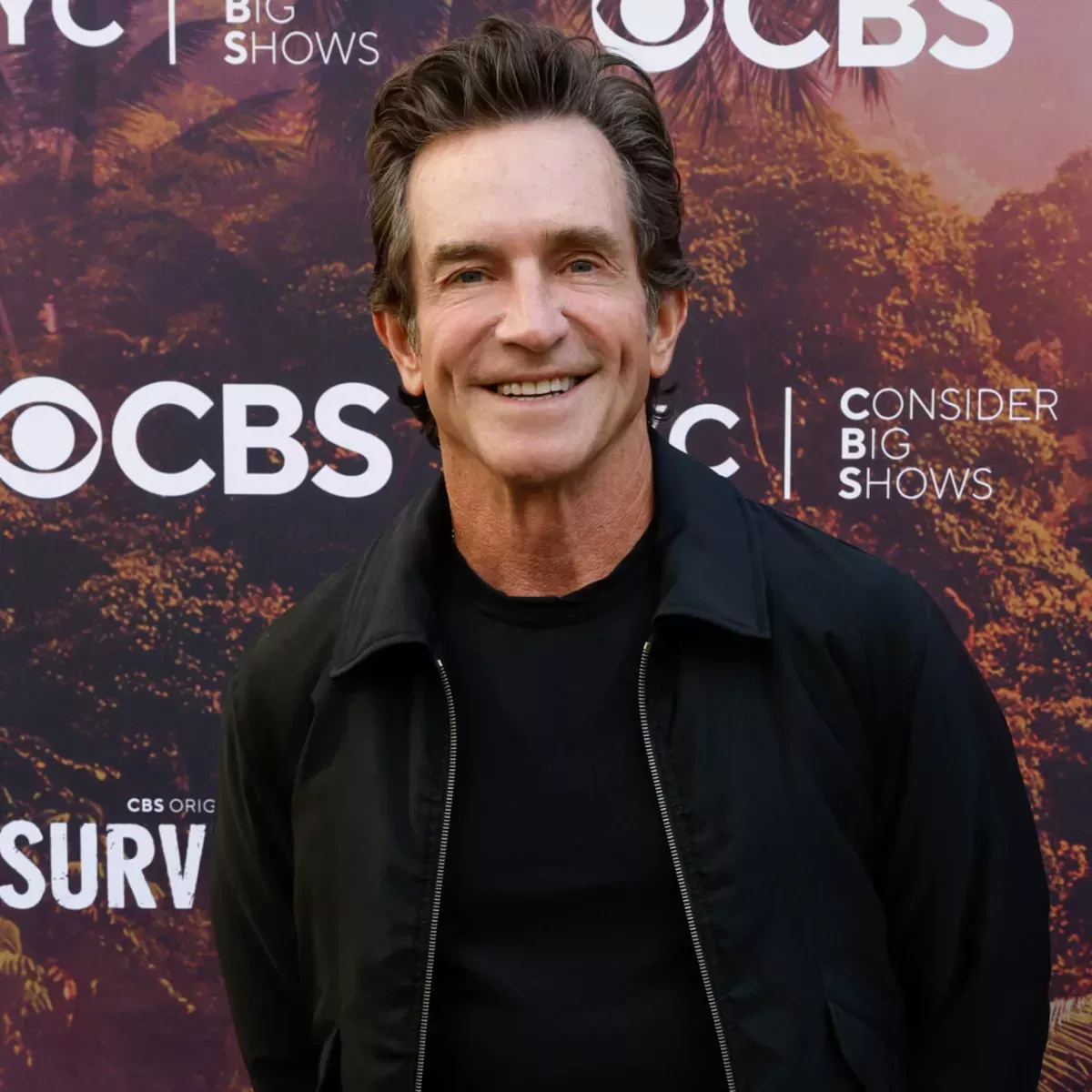 El presentador de Survivor, Jeff Probst, comparte la extraña forma en que el programa está haciendo el casting para la 50ª temporada