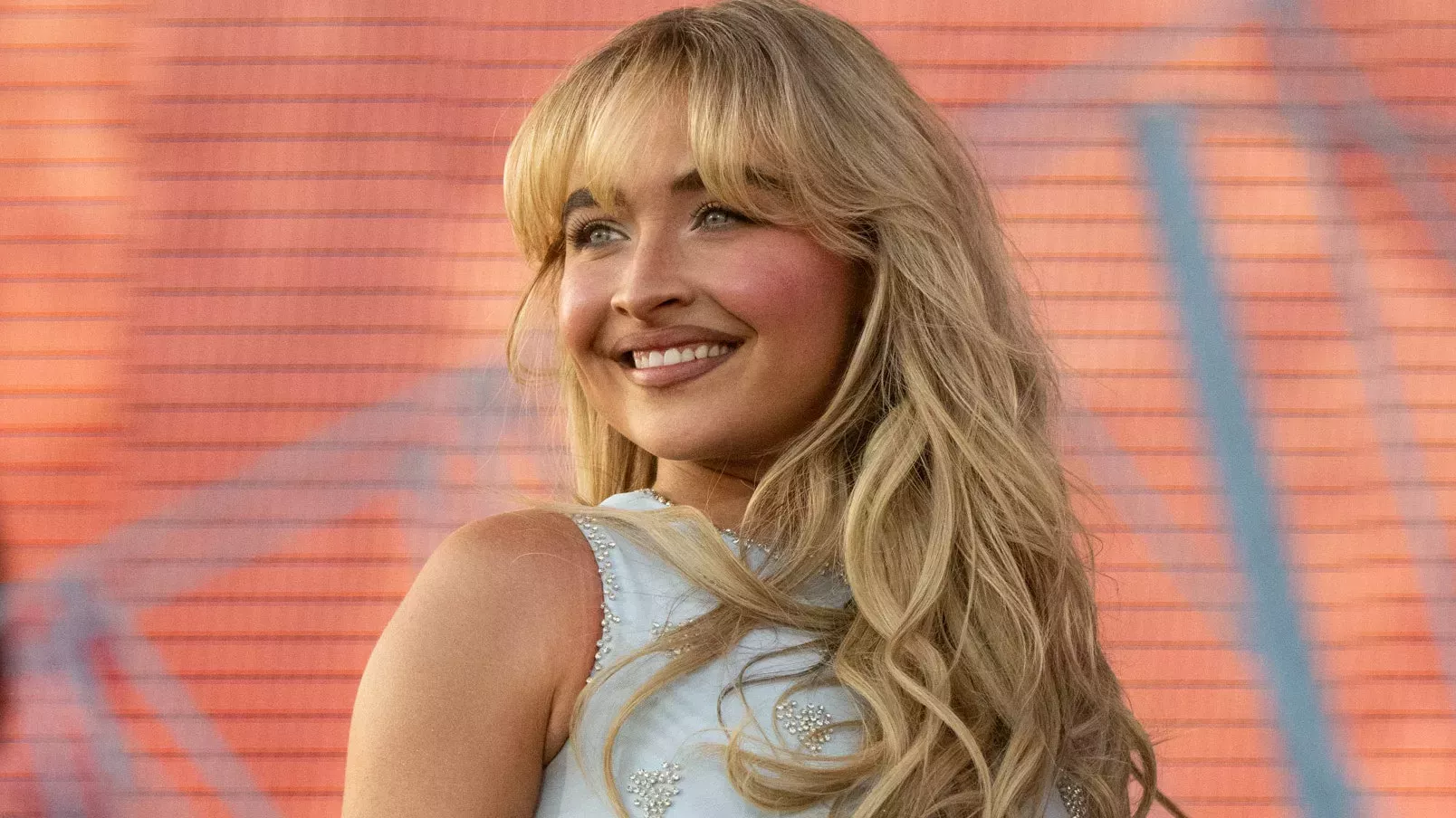 Las ondas playeras de Sabrina Carpenter hicieron una rara aparición en la alfombra roja