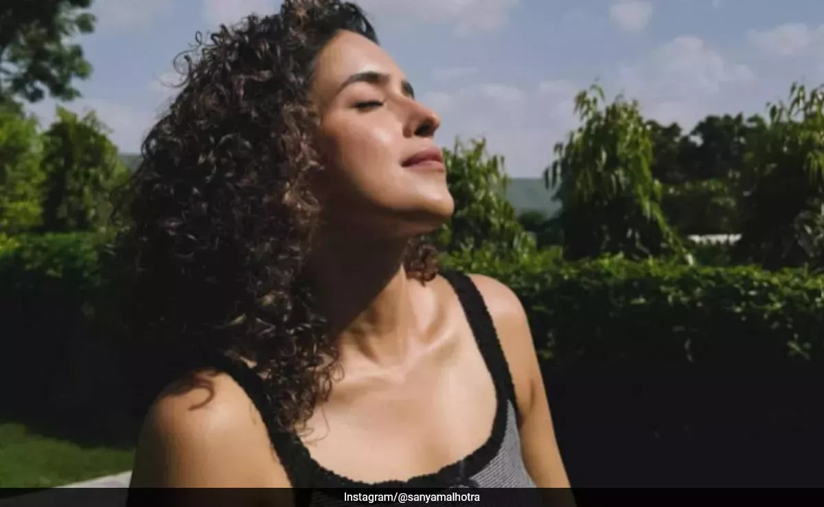 Con su tez luminosa y sus mejillas sonrosadas, Sanya Malhotra es la que más brilla