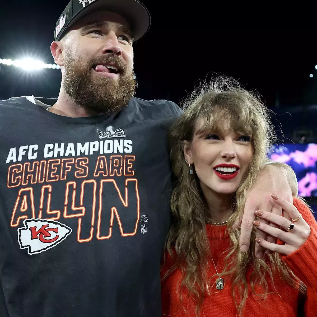 El beso de Taylor Swift y Travis Kelce tras la victoria de los Chiefs en la NFL es impecable, realmente increíble