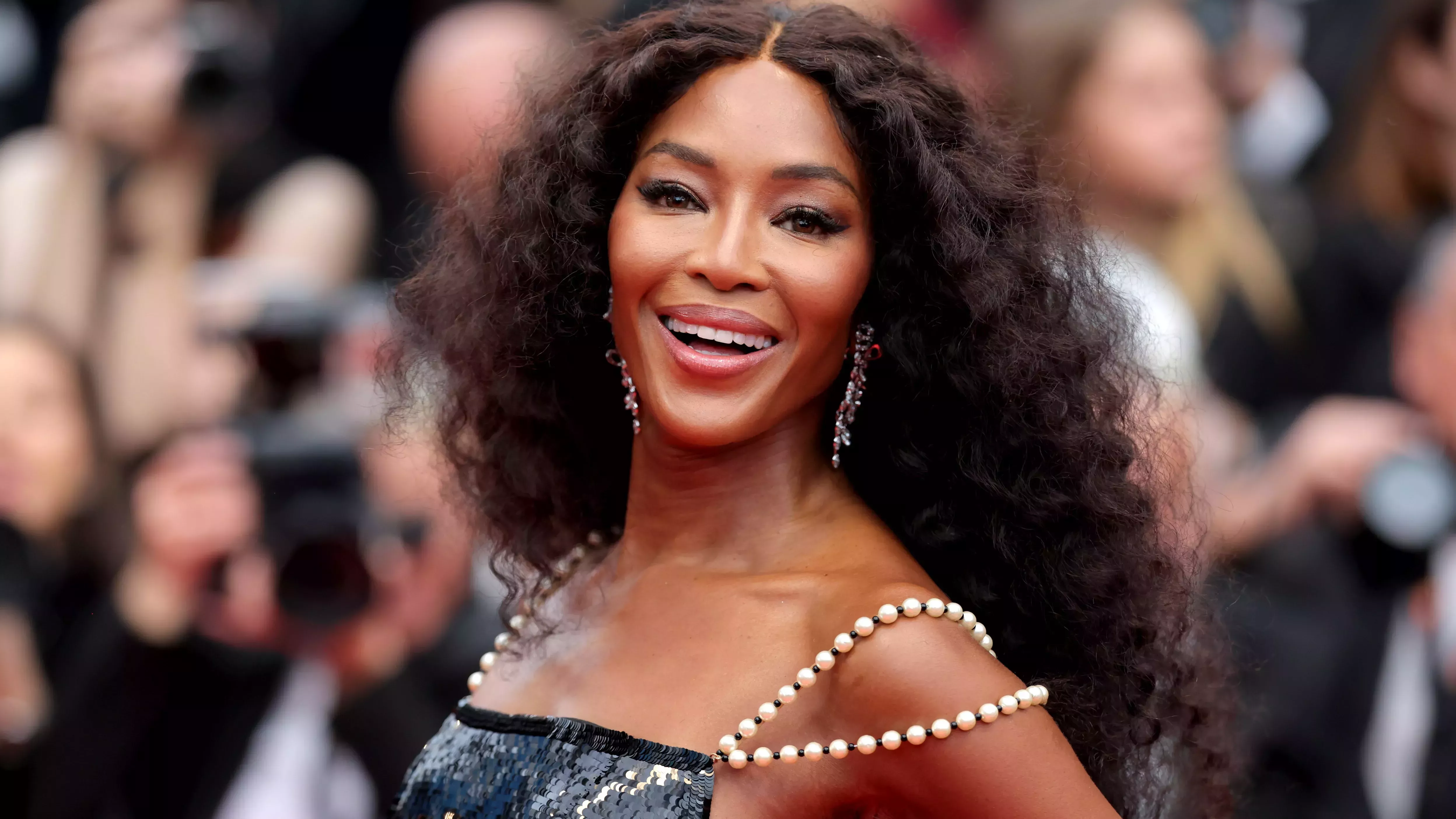 Una visión poco común: Naomi Campbell con el pelo corto