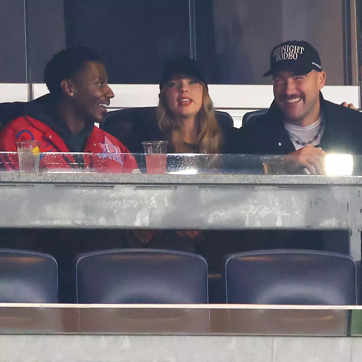 La cita nocturna de Taylor Swift y Travis Kelce en el partido Yankees-Cleveland de la MLB es un Home Run