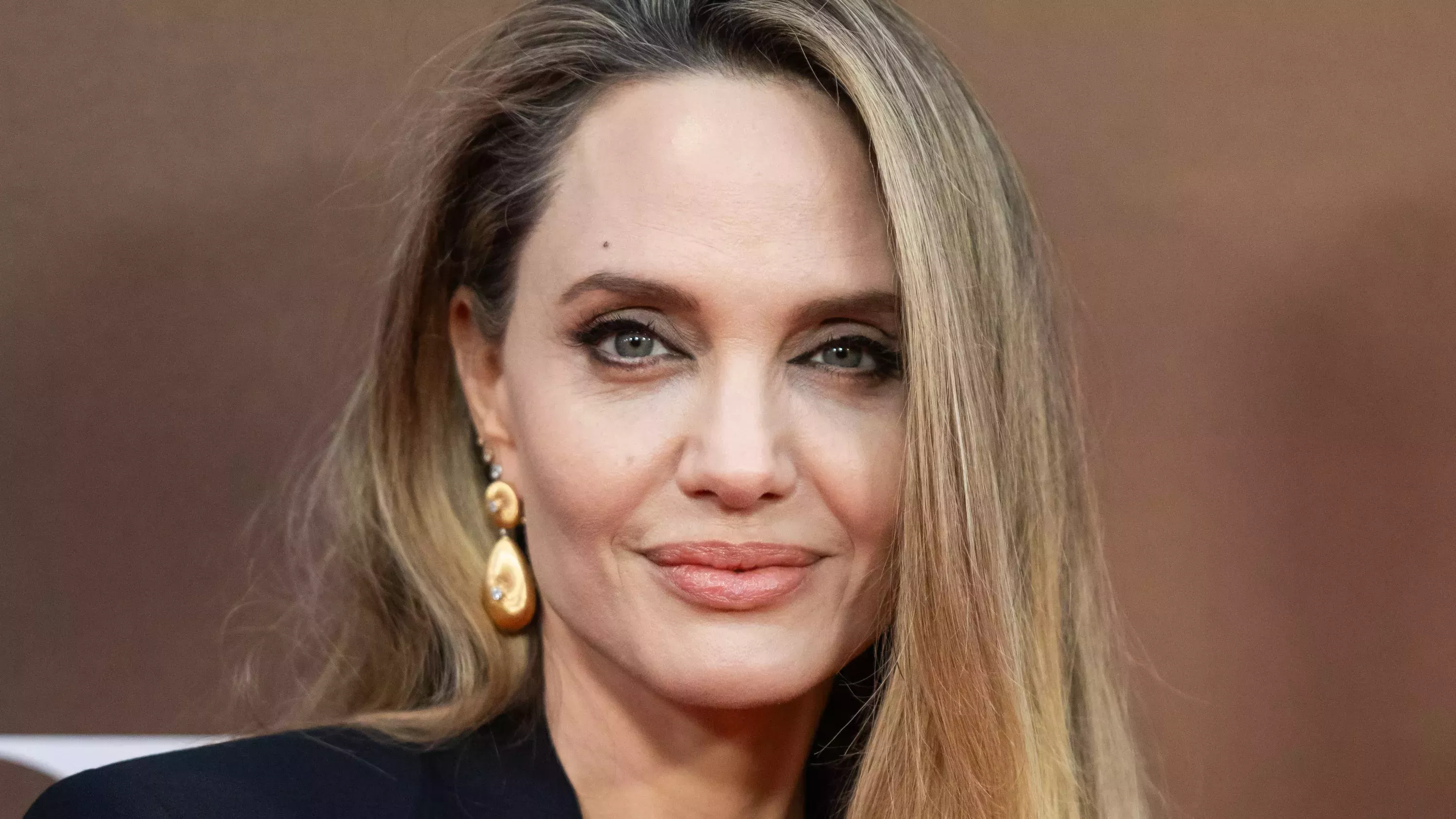 Nunca había visto a Angelina Jolie con unos rizos grandes y texturizados como estos