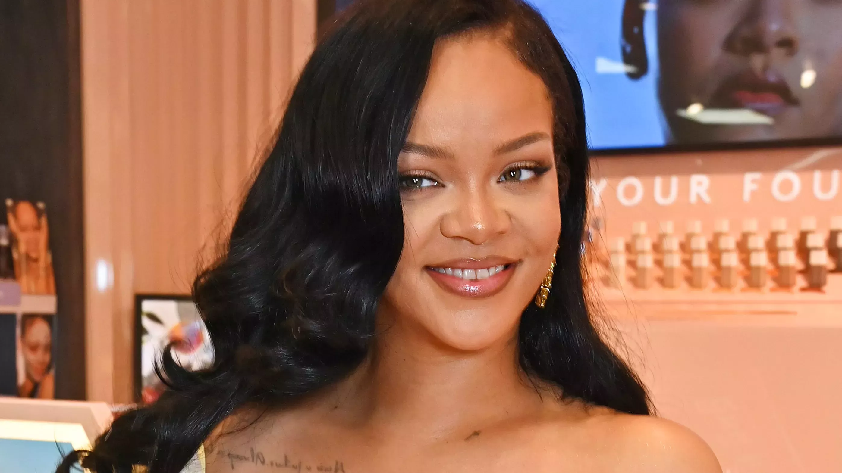 Ojalá Rihanna viera lo bien que le queda su nuevo flequillo