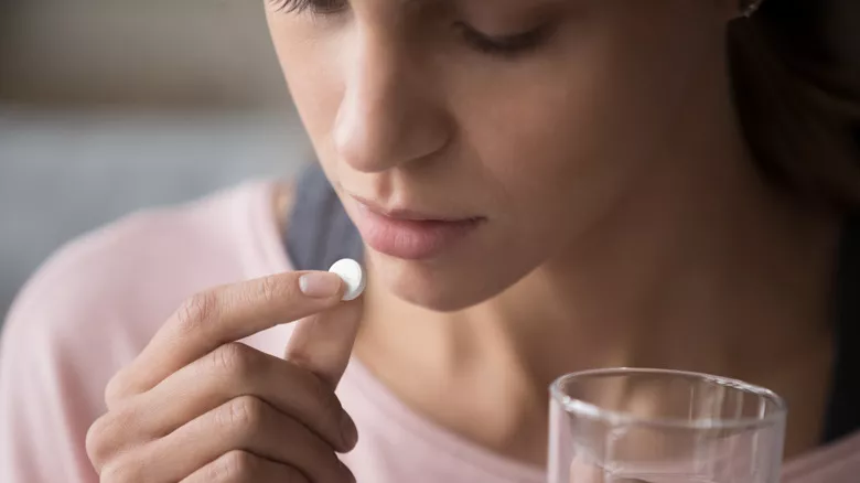 Mujer tomando medicación