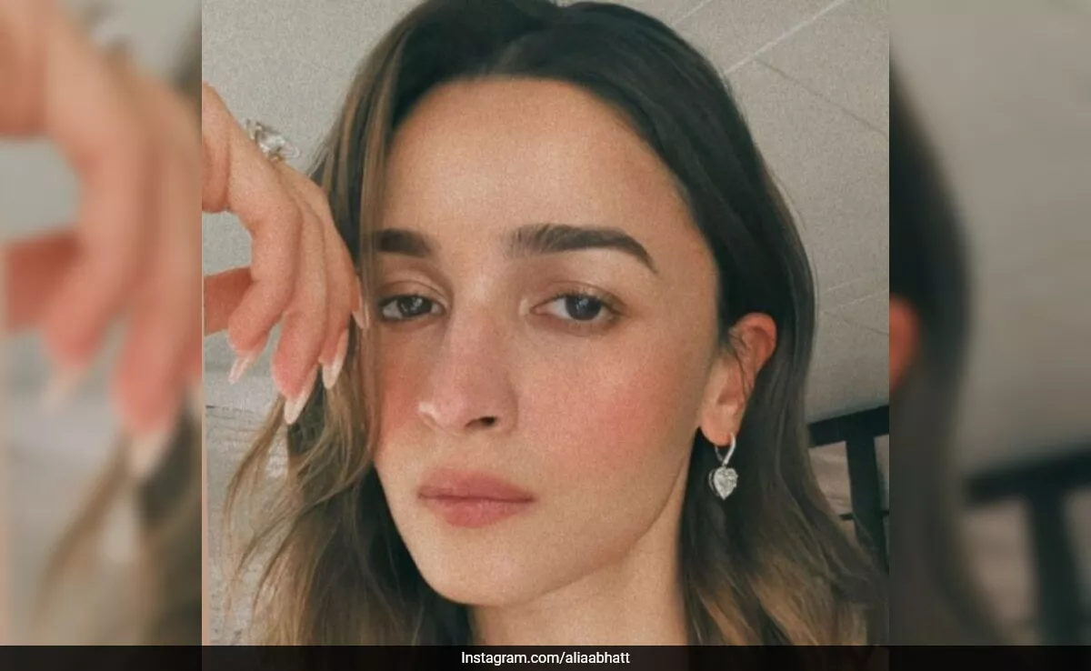 Alia Bhatt se convierte en experta en maquillaje con un acabado fresco en rosa