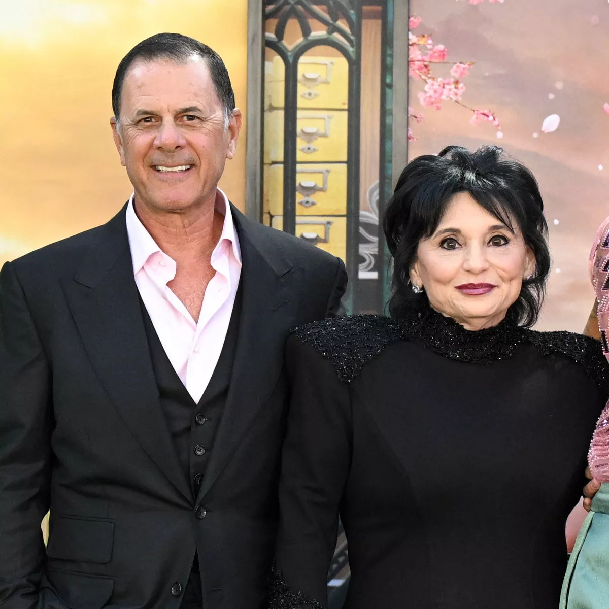 Los padres de Ariana Grande, Joan Grande y Edward Butera, la apoyan en el estreno de Wicked