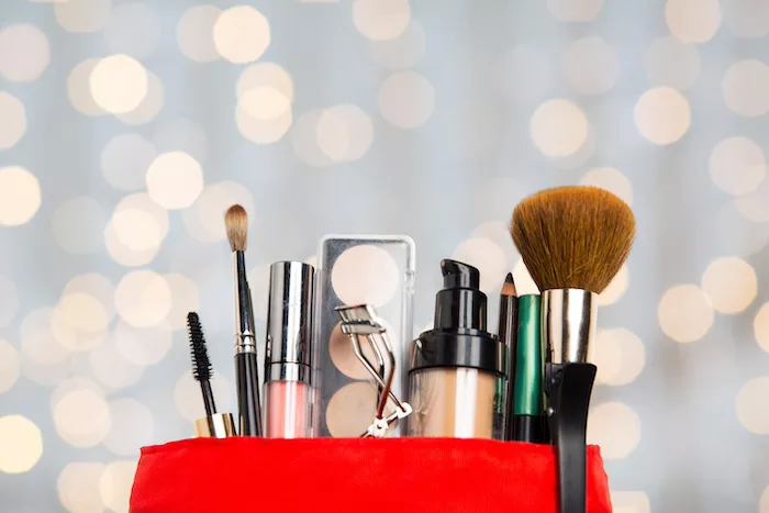 Chicas, descubran estos imprescindibles de belleza para las fiestas desde la bolsa de belleza de Santa