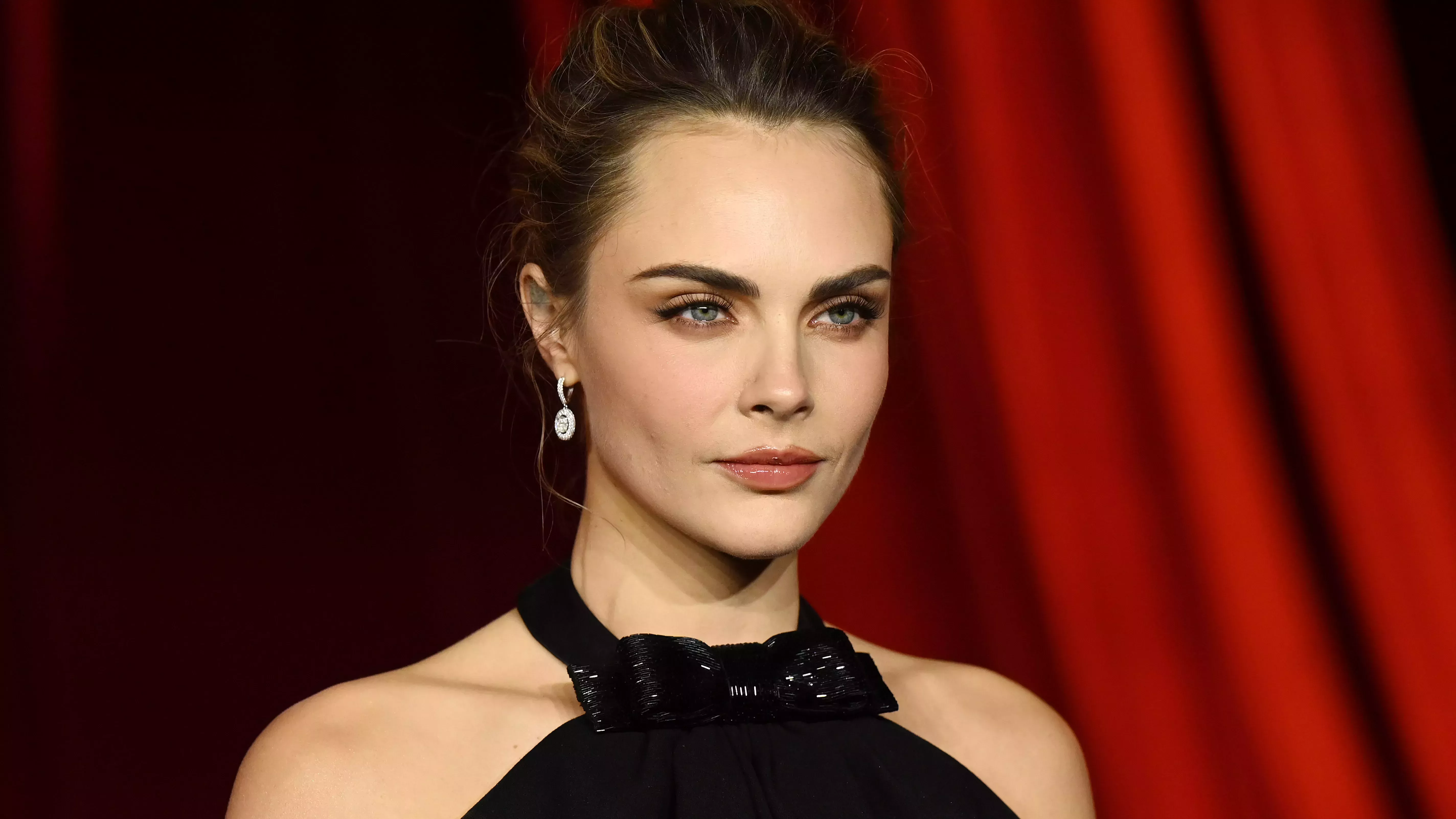 Cara Delevingne se copia el flequillo de Audrey Hepburn en su propia cabeza