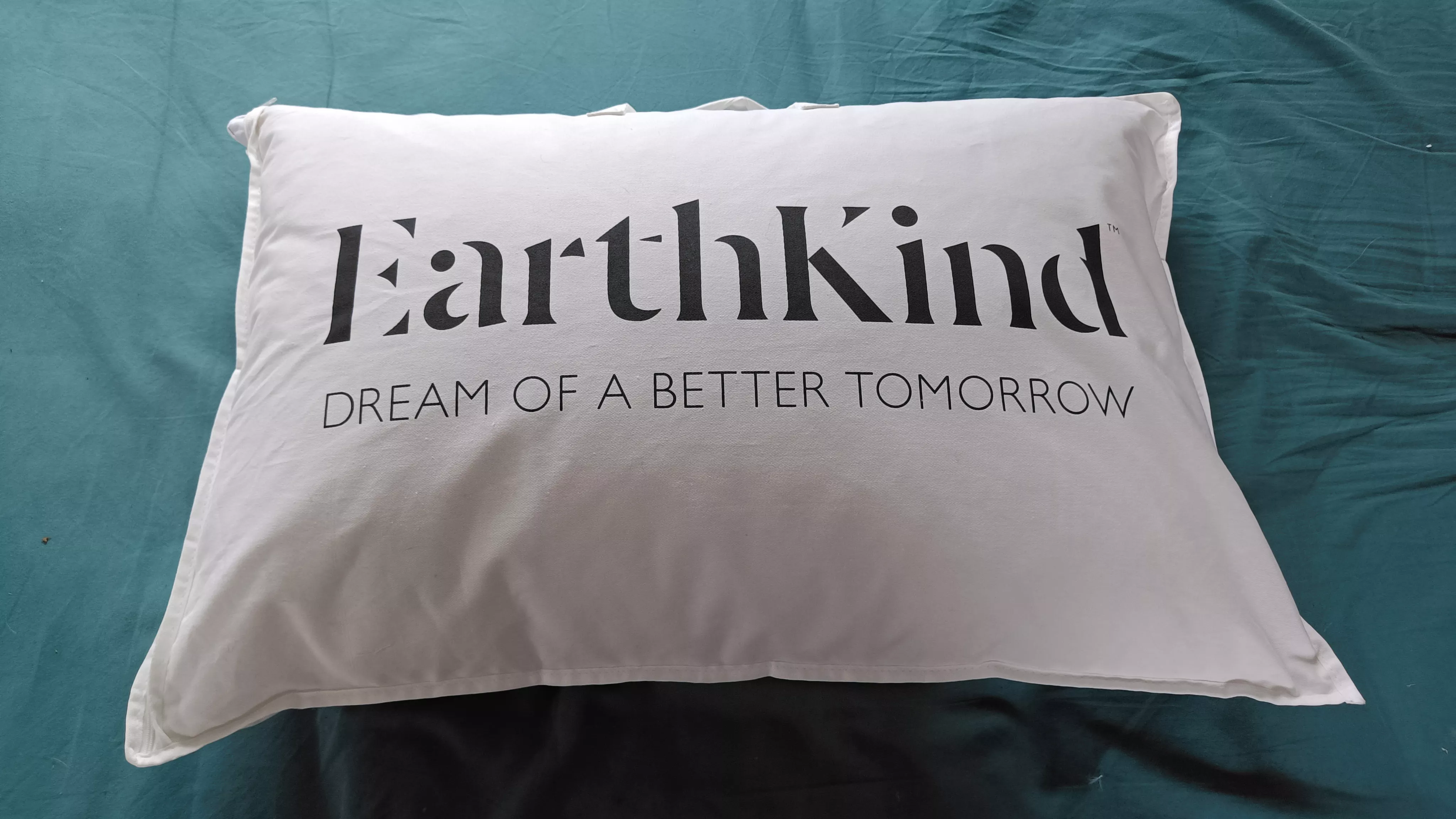 Reseña de la almohada EarthKind Feather & Down Support: un giro ético en un tipo de almohada tradicional