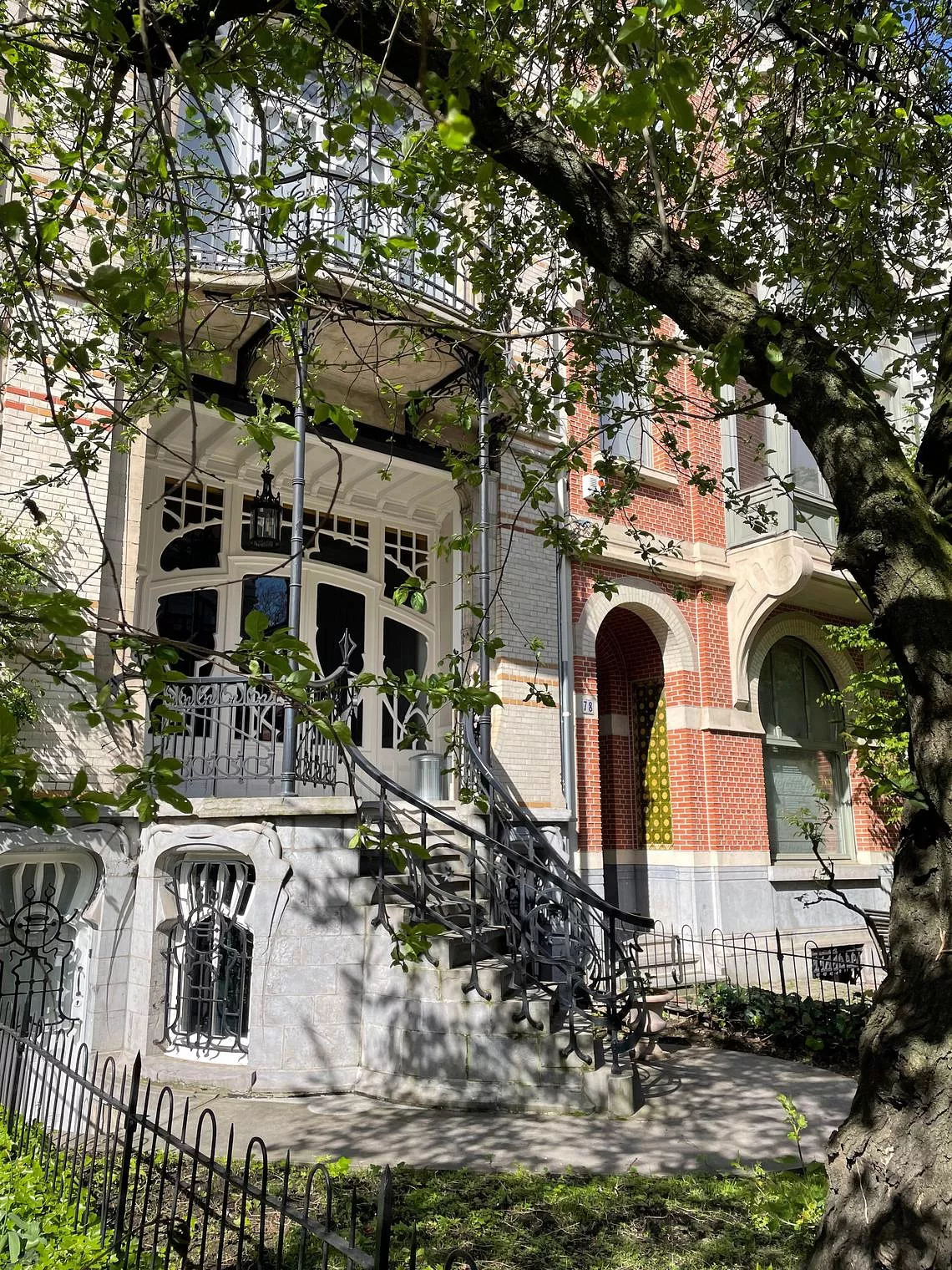 El vecindario de Zurenborg en Amberes contiene muchas casas con fachadas exteriores inspiradas en el Art Nouveau.