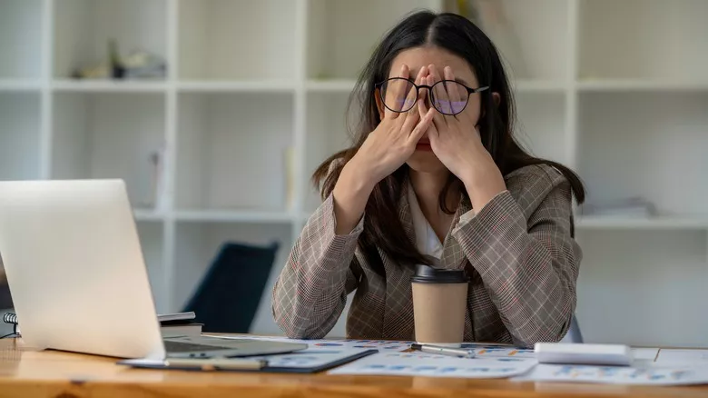 Mujer estresada en el trabajo